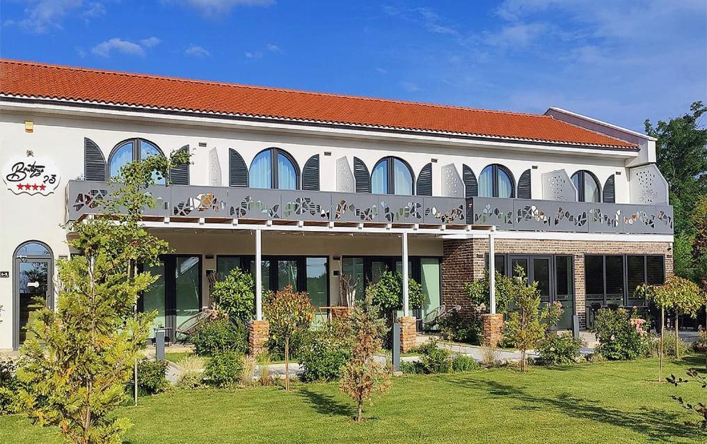 فندق Boutique 23 Douăzeci şi Trei August المظهر الخارجي الصورة