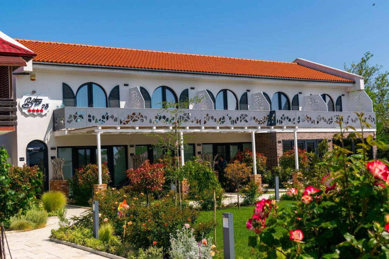 فندق Boutique 23 Douăzeci şi Trei August المظهر الخارجي الصورة