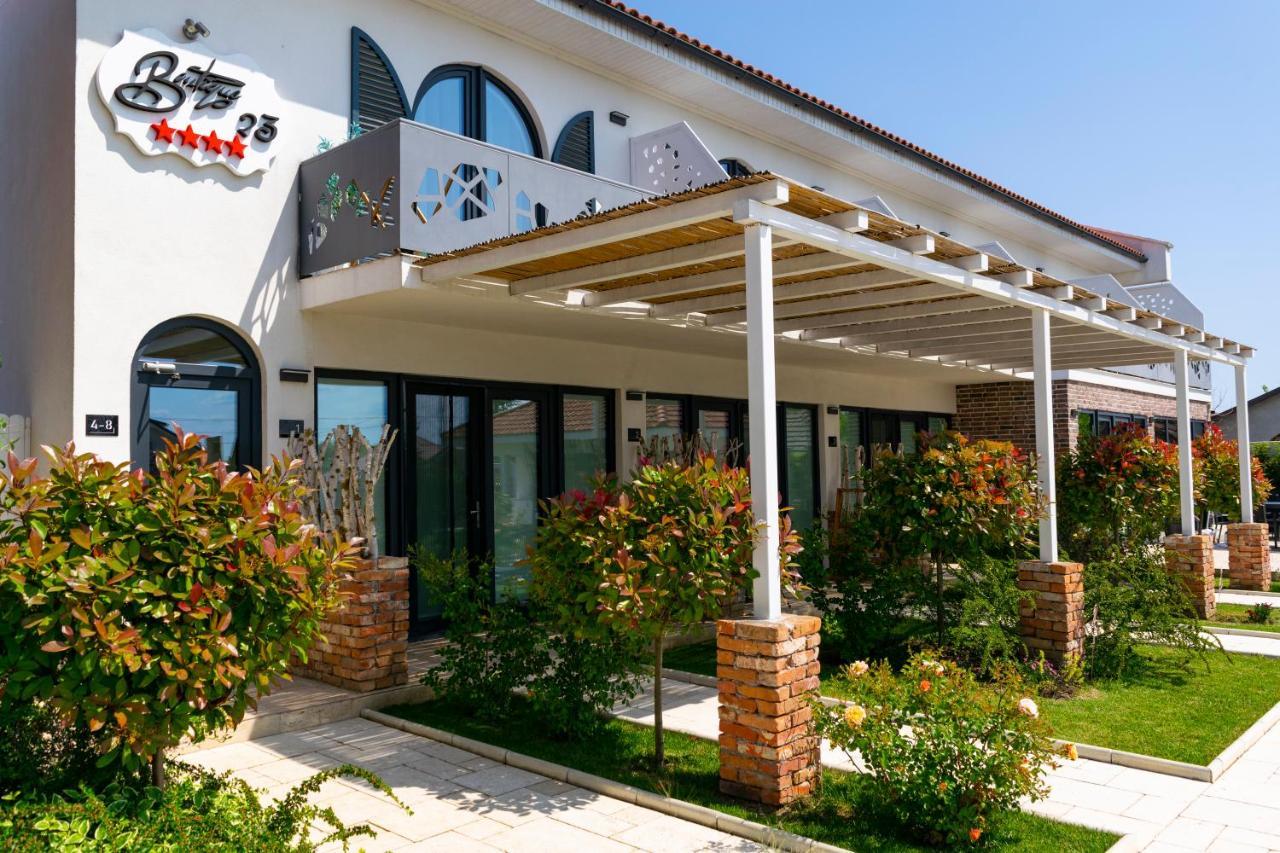 فندق Boutique 23 Douăzeci şi Trei August المظهر الخارجي الصورة